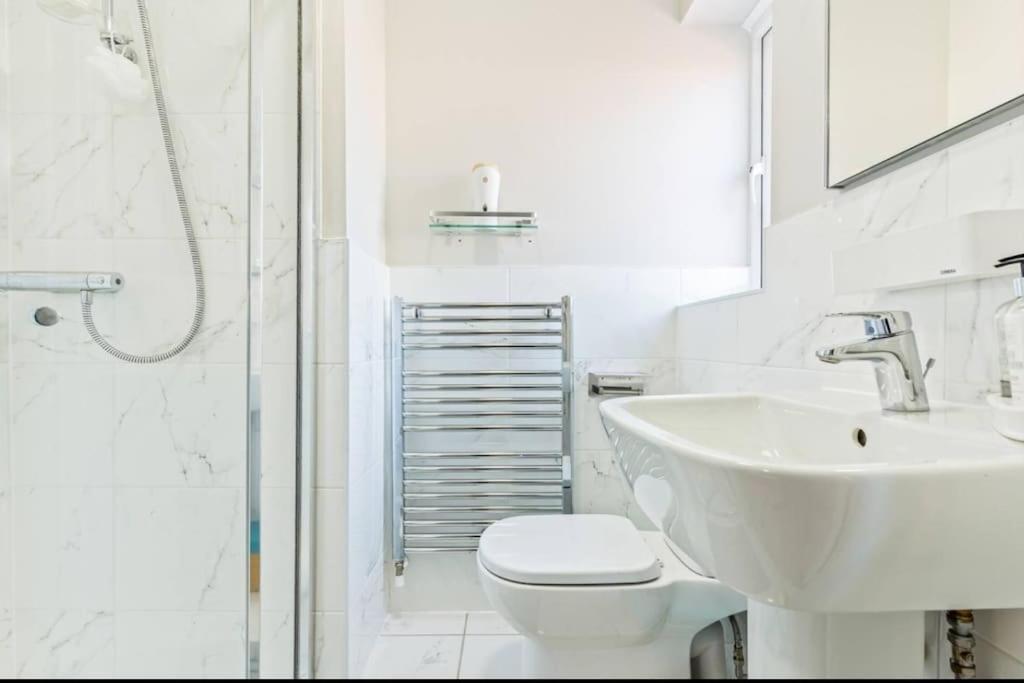 Luxury 5 Bed House With Hot Tub Nr Village Holiday home Bicester