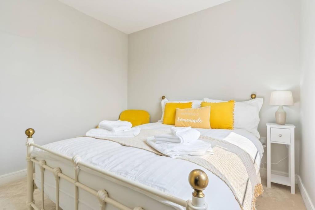 Luxury 5 Bed House With Hot Tub Nr Village Holiday home Bicester